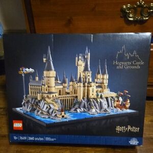 LEGO Harry Potter Hogwarts Castle and Grounds Set - Tan and Gray